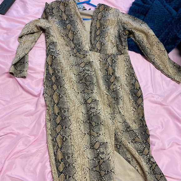 WOMENS DRESS WITH LEG SPLIT AND DEEP V - Picture 1 of 2